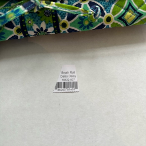 NWT Vera Bradley Make Up Brush travel set. “Daisy Daisy” pattern. - Picture 5 of 16